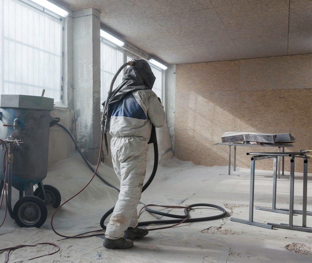 Sandblåsing: En teknikk som benyttes innen overflatebehandling