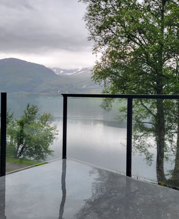 Glassrekkverk nordfjordeid som kombinerer utsikt, trygghet og moderne design