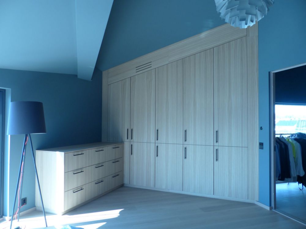 Plassbygd garderobe for maksimal utnyttelse av plassen